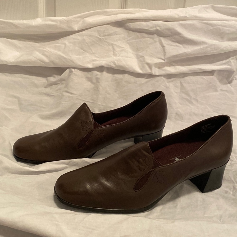 Brand New Brown Air Supply Dress Shoes…size 10M…very comfortable shoes..